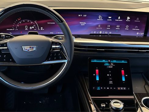 New 2026 Cadillac Escalade ESV Luxury AWD/4WD image 16