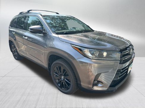 Used 2019 Toyota Highlander SE AWD/4WD image 4