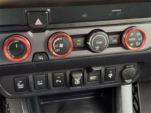 Used 2020 Toyota Tacoma TRD Sport w/ Technology Package image 18