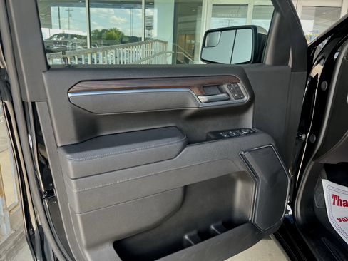 Used 2025 GMC Sierra 1500 SLT AWD/4WD image 9
