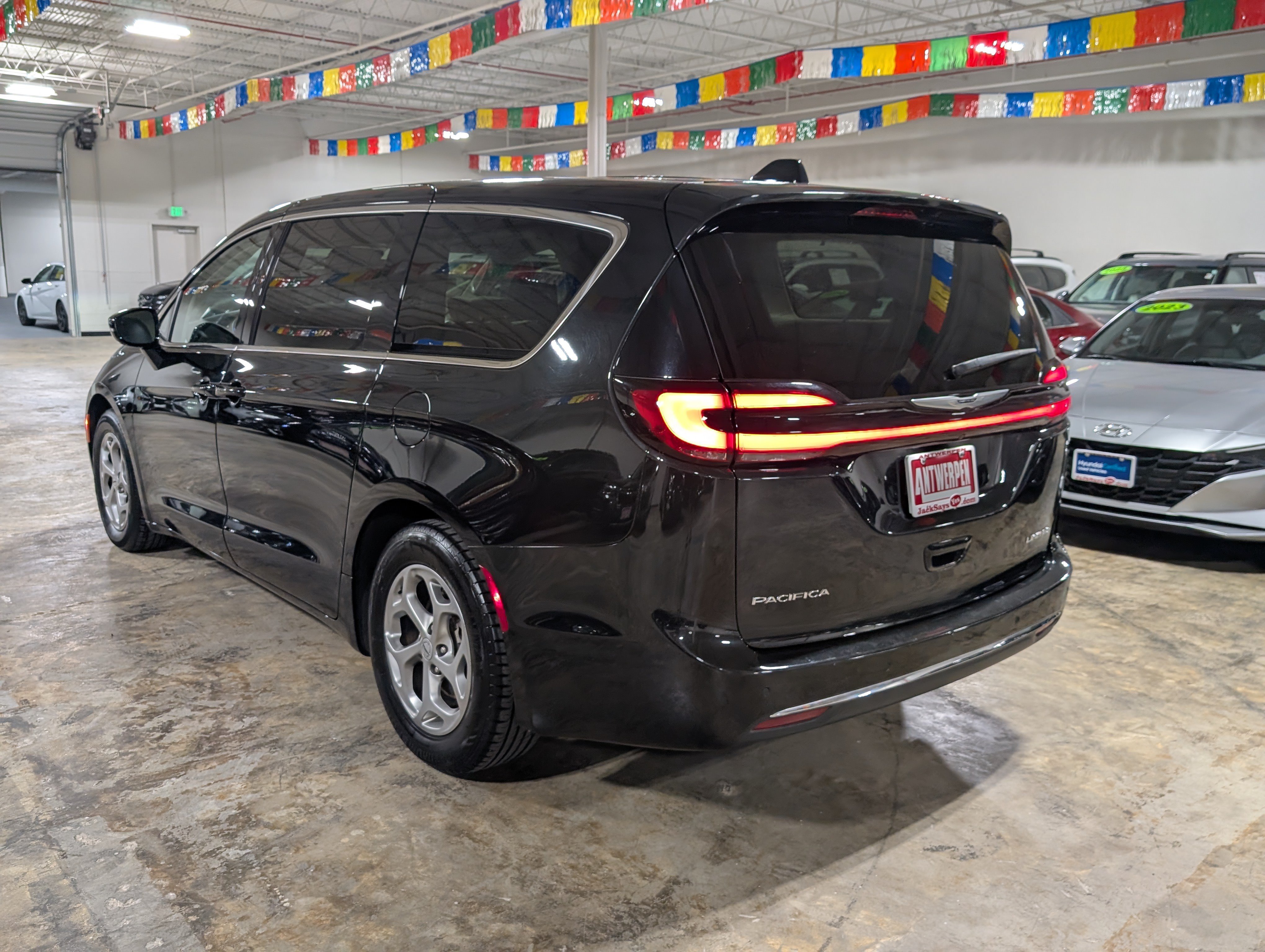 Used 2024 Chrysler Pacifica Limited FWD image 5