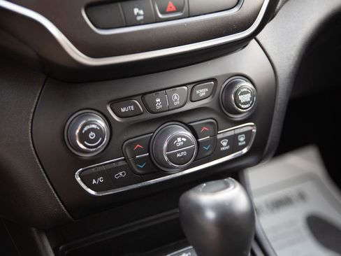 Used 2019 Jeep Cherokee Trailhawk image 15