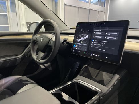 Used 2023 Tesla Model Y AWD image 34