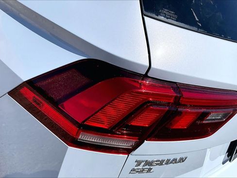 Used 2018 Volkswagen Tiguan SEL Premium FWD image 30