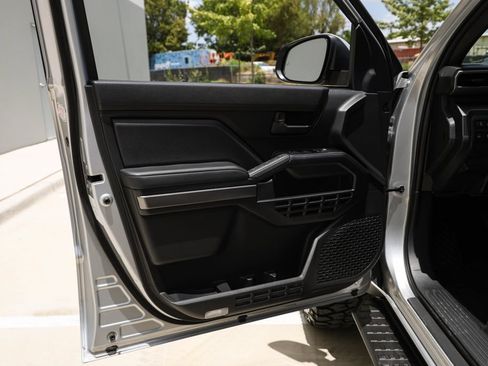 Used 2025 Toyota 4Runner SR5 AWD/4WD image 15