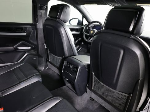 Used 2024 Porsche Cayenne Coupe image 39
