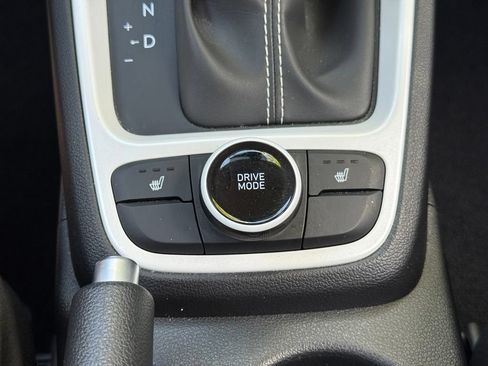 Used 2024 Hyundai Venue Limited FWD image 18
