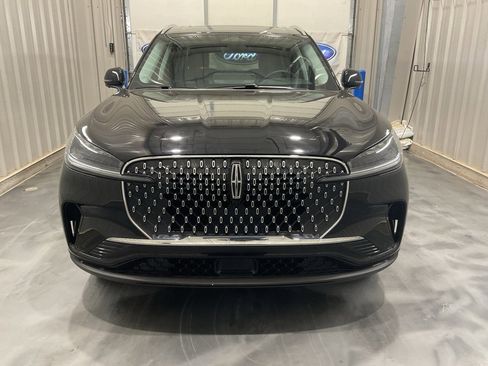 Used 2025 Lincoln Aviator Premiere image 2