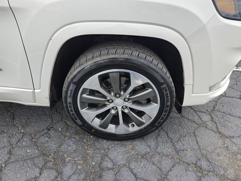 Used 2019 Jeep Cherokee Overland AWD/4WD image 11