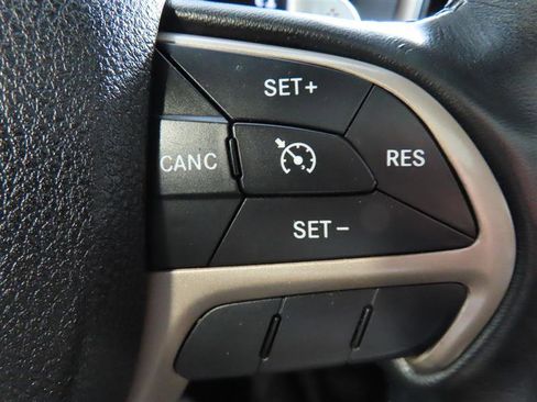 Used 2015 Jeep Grand Cherokee Limited w/ Luxury Group II image 24