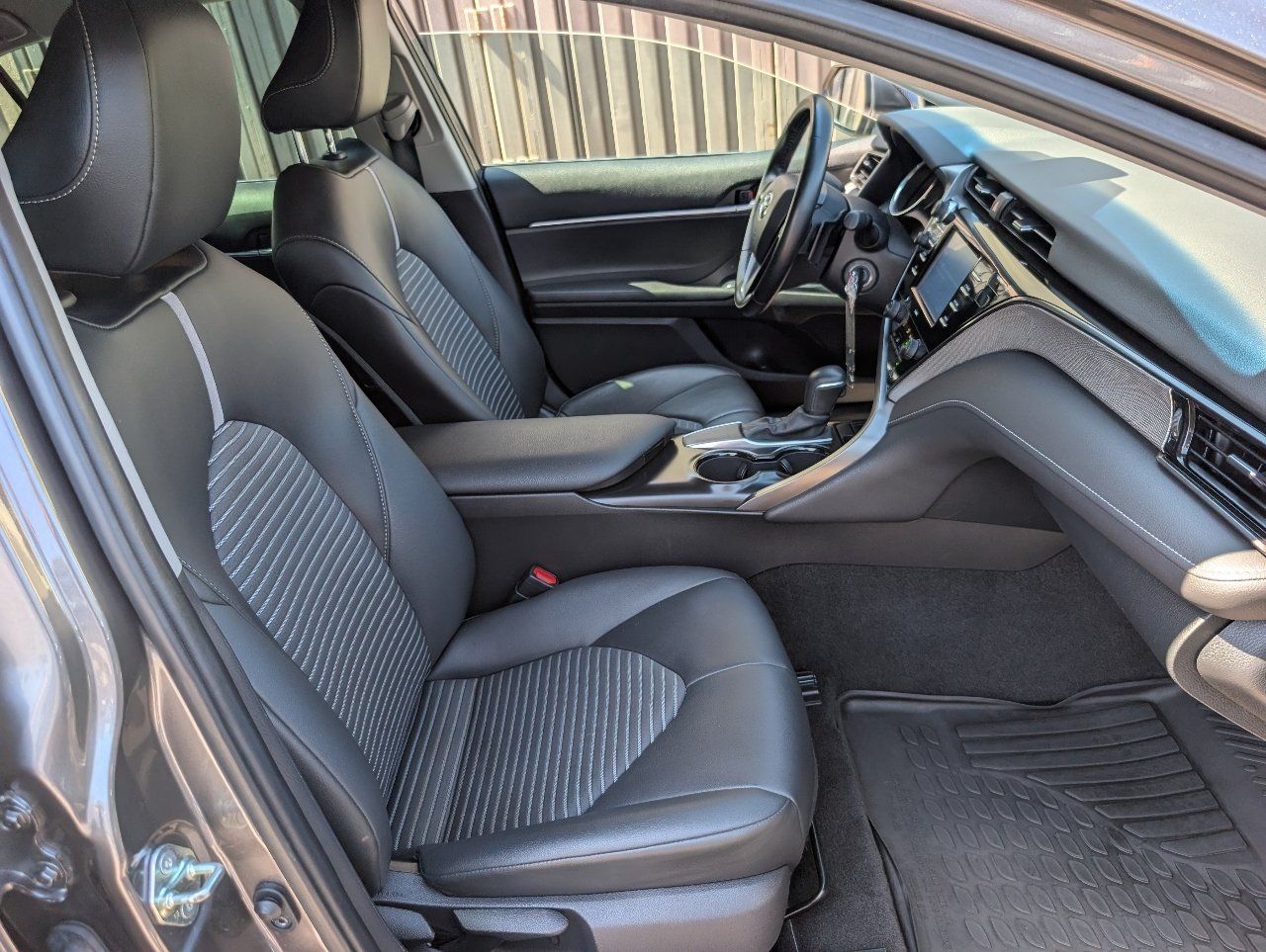 Used 2020 Toyota Camry SE FWD image 8