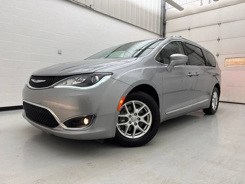 Used 2020 Chrysler Pacifica Touring-L FWD image 3