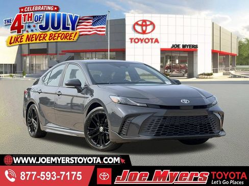 Used 2025 Toyota Camry SE FWD image 1