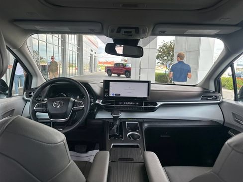 Certified 2025 Toyota Sienna XLE FWD image 24