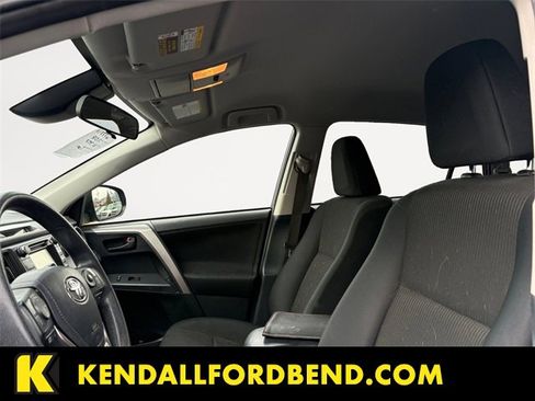 Used 2018 Toyota RAV4 LE image 9