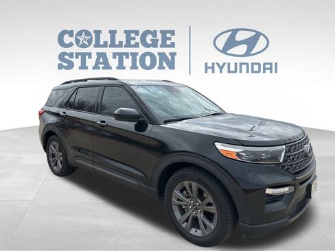 Used 2023 Ford Explorer XLT w/ Equipment Group 202A image 3