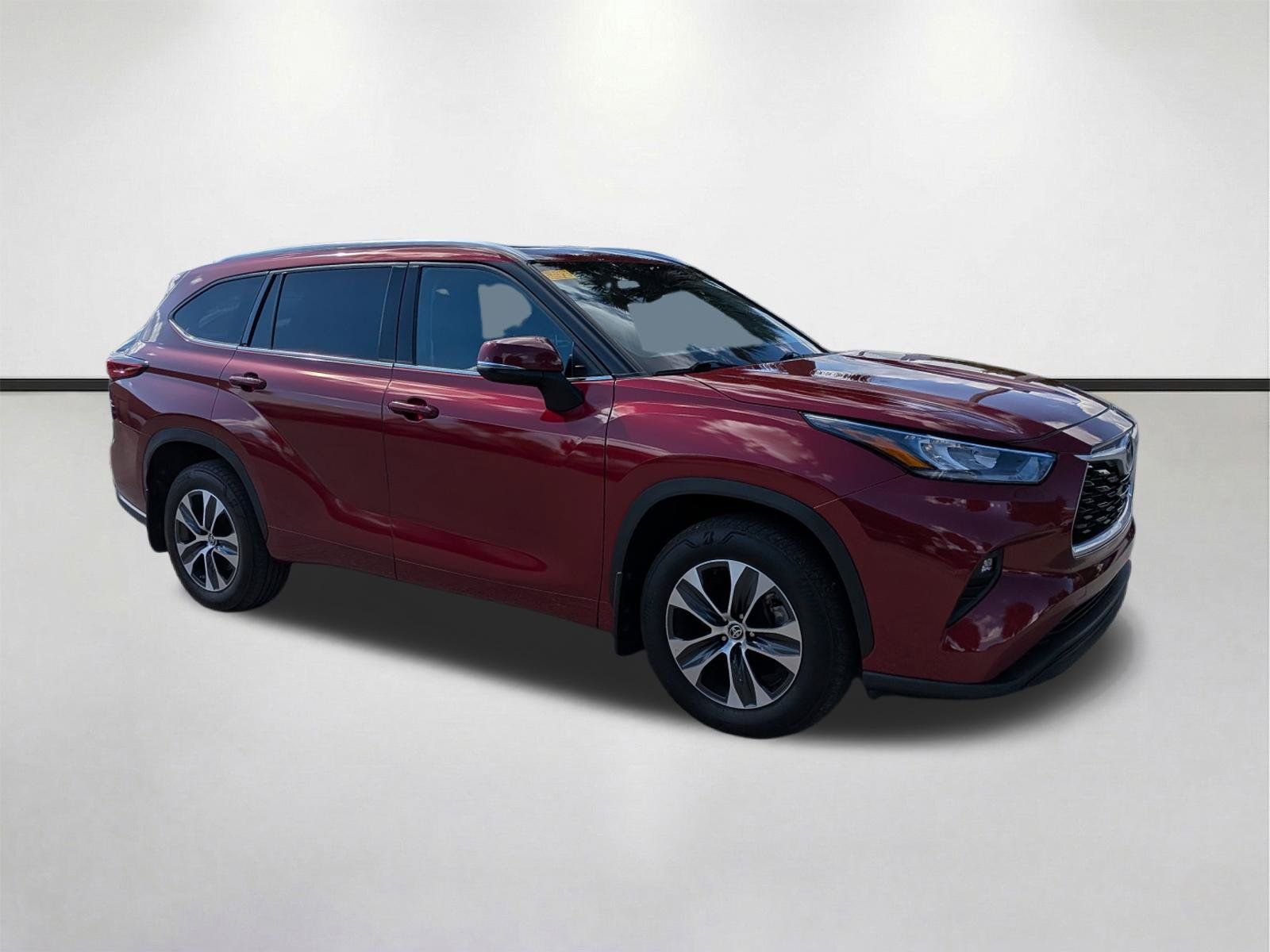Used 2020 Toyota Highlander XLE AWD/4WD image 2