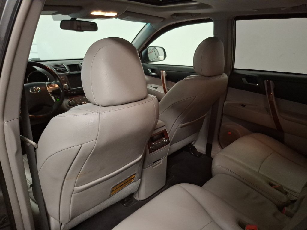 Used 2012 Toyota Highlander Limited w/ Tow Pkg AWD/4WD image 14