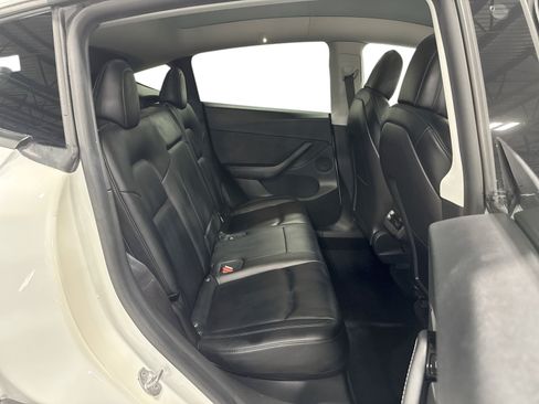Certified 2021 Tesla Model Y Long Range AWD/4WD image 11