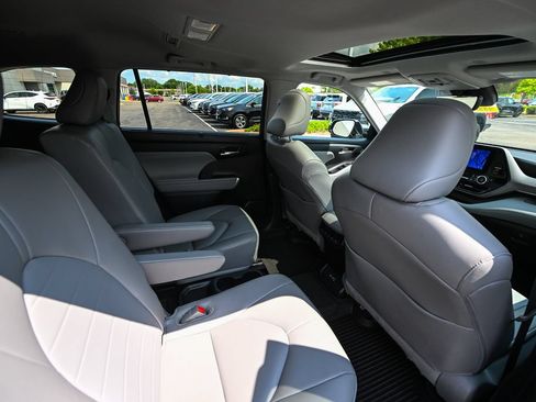 Used 2024 Toyota Highlander XLE AWD/4WD image 26