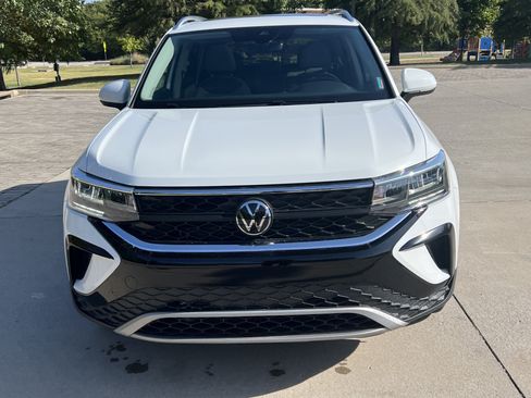 Used 2023 Volkswagen Taos SE w/ Panoramic Sunroof Package FWD image 3