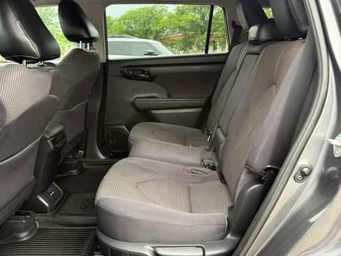Used 2021 Toyota Highlander L AWD/4WD image 18