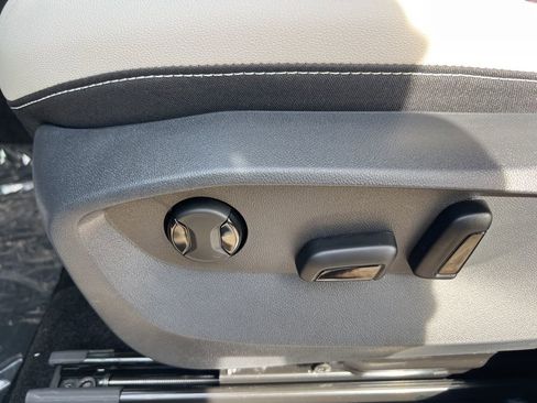 New 2025 Volkswagen Taos SE image 15