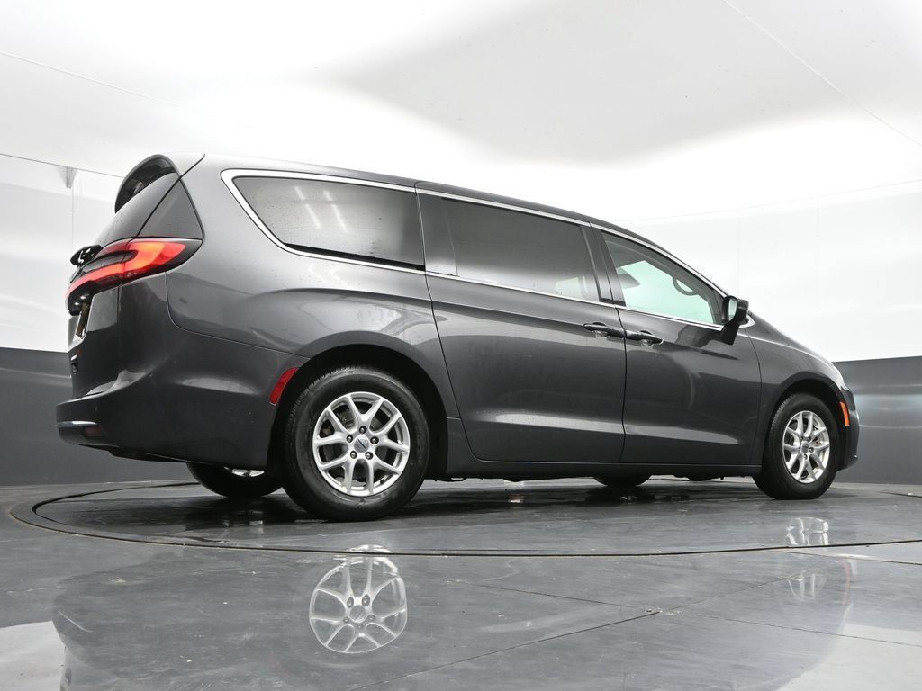 Used 2023 Chrysler Pacifica Touring-L FWD image 22