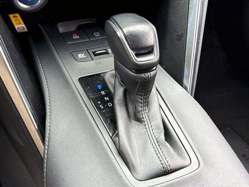 Used 2022 Toyota Venza LE image 52