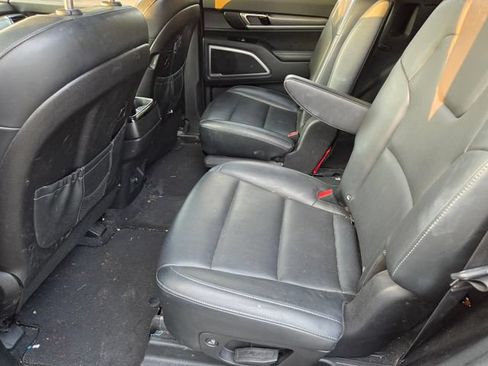 Used 2022 Kia Telluride S FWD image 9