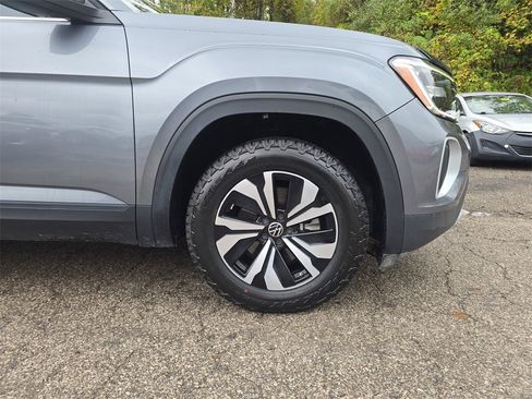 Used 2024 Volkswagen Atlas SE image 2