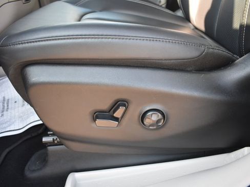 Used 2024 Chrysler Pacifica Touring-L FWD image 13