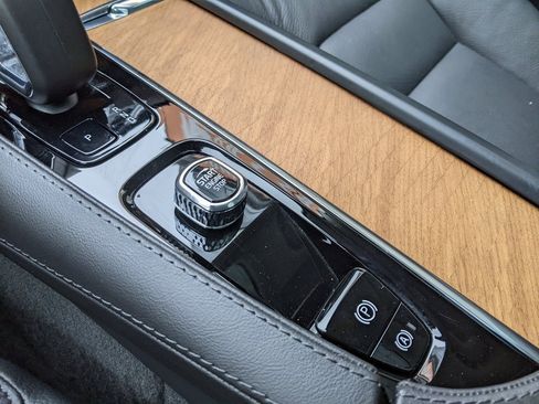 Certified 2024 Volvo XC90 T8 Plus w/ Protection Package Premier image 20