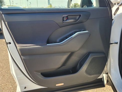 Used 2023 Toyota Highlander LE image 18