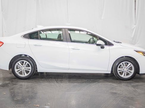 Used 2018 Chevrolet Cruze LT w/ Convenience Package image 5