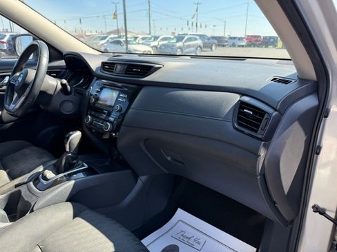 Used 2017 Nissan Rogue SV image 22