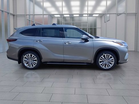 New 2026 Toyota Highlander Platinum AWD/4WD image 6
