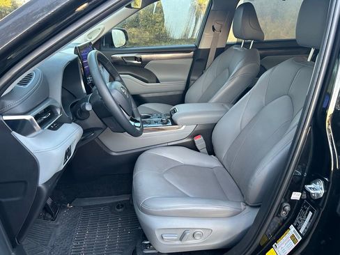Used 2025 Toyota Highlander Limited image 14