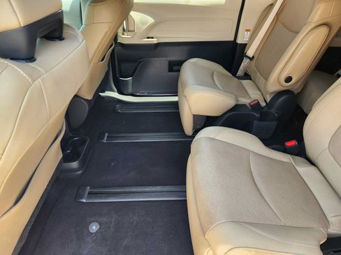 Used 2021 Toyota Sienna Limited FWD image 31