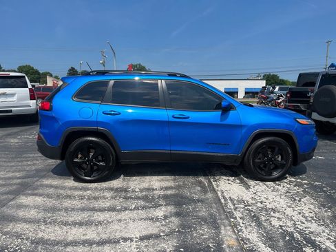Used 2018 Jeep Cherokee Latitude w/ Altitude Package AWD/4WD image 2