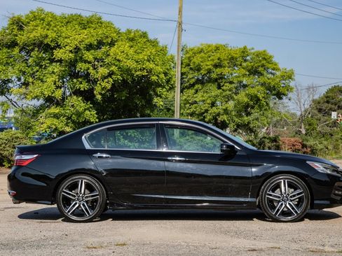 Used 2017 Honda Accord Touring image 4