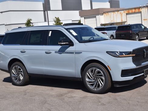 New 2025 Lincoln Navigator Reserve image 4