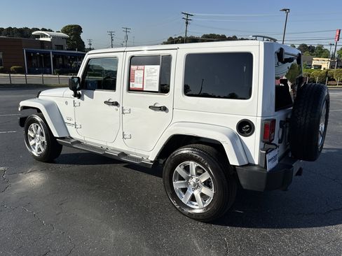 Used 2017 Jeep Wrangler Unlimited Sahara w/ Connectivity Group AWD/4WD image 12