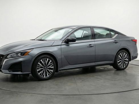 Used 2025 Nissan Altima 2.5 SV image 3