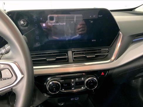 Used 2025 Chevrolet Trax LT w/ LT Convenience Package image 6