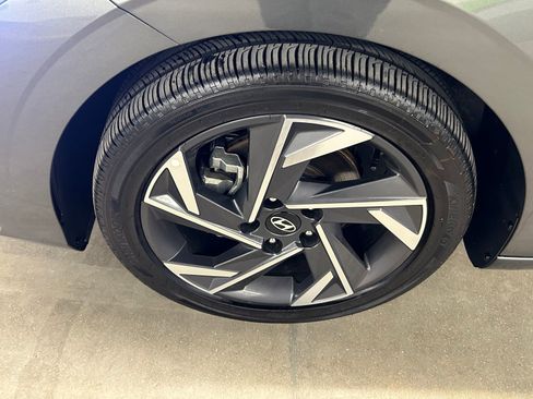 Used 2025 Hyundai Elantra Limited image 9