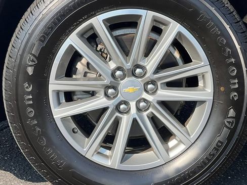 Used 2023 Chevrolet Traverse LT w/ LPO, Cargo Package AWD/4WD image 7