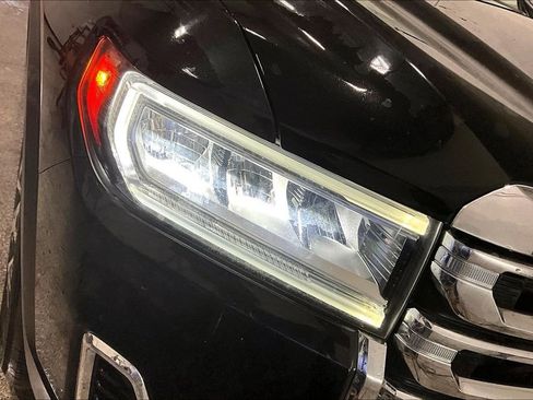 Used 2023 GMC Acadia SLT image 31