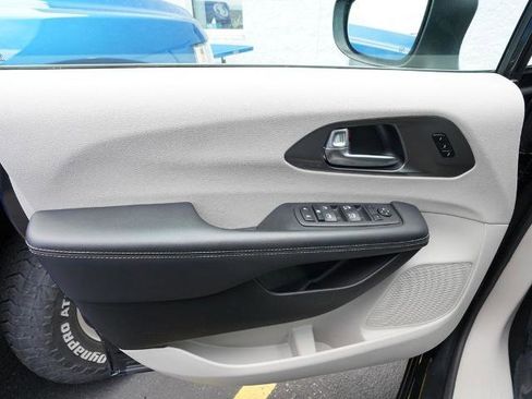 Used 2023 Chrysler Pacifica Touring-L FWD image 13
