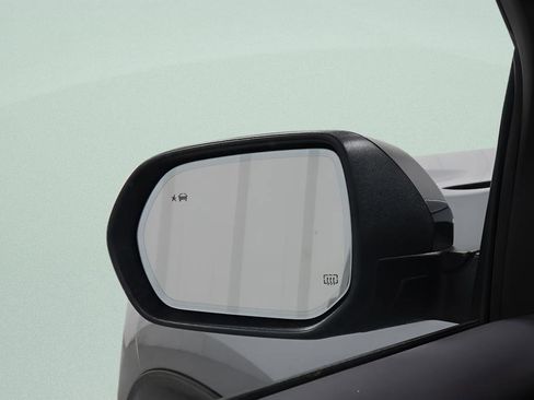 Used 2025 Chevrolet Traverse RS image 22